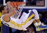 开云官方app入口-勇士铁蹄踏碎费城，布克一剑封喉展巨星本色