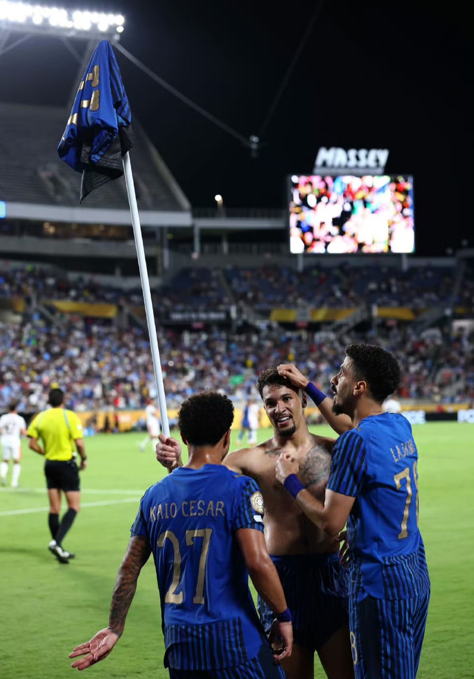 包含博洛尼亚新援上阵破门，首秀贡献进球的词条