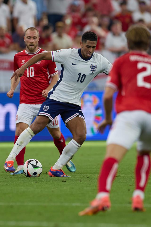 英格兰憾平波谢尼亚，小组赛形势不容乐观的简单介绍