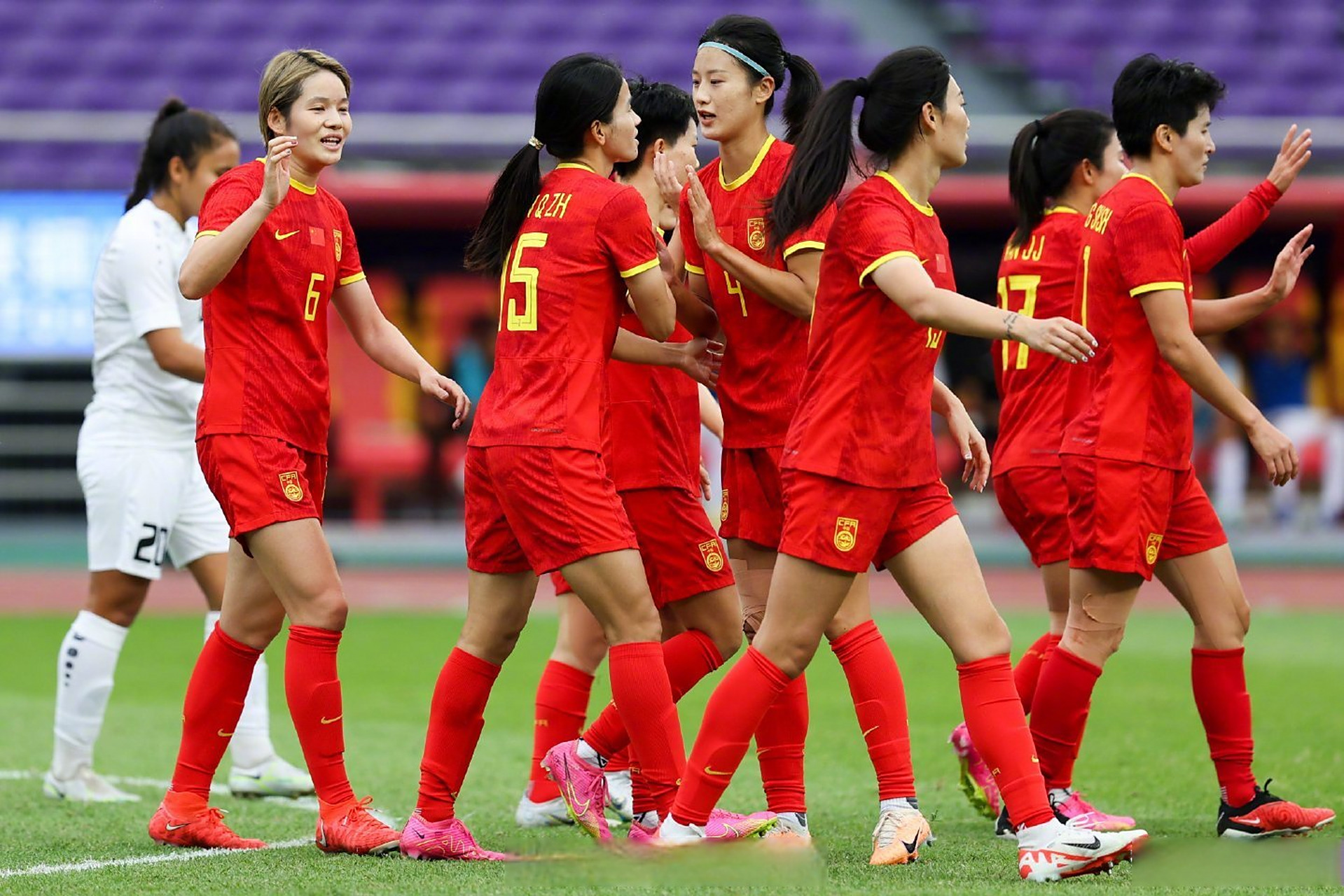 中国女足斩获国际赛一连胜赛后欢呼合影的简单介绍