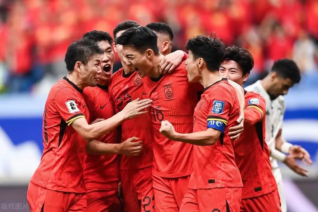 国内顶尖足球联赛火爆继续，球员们全力拼搏争胜的简单介绍