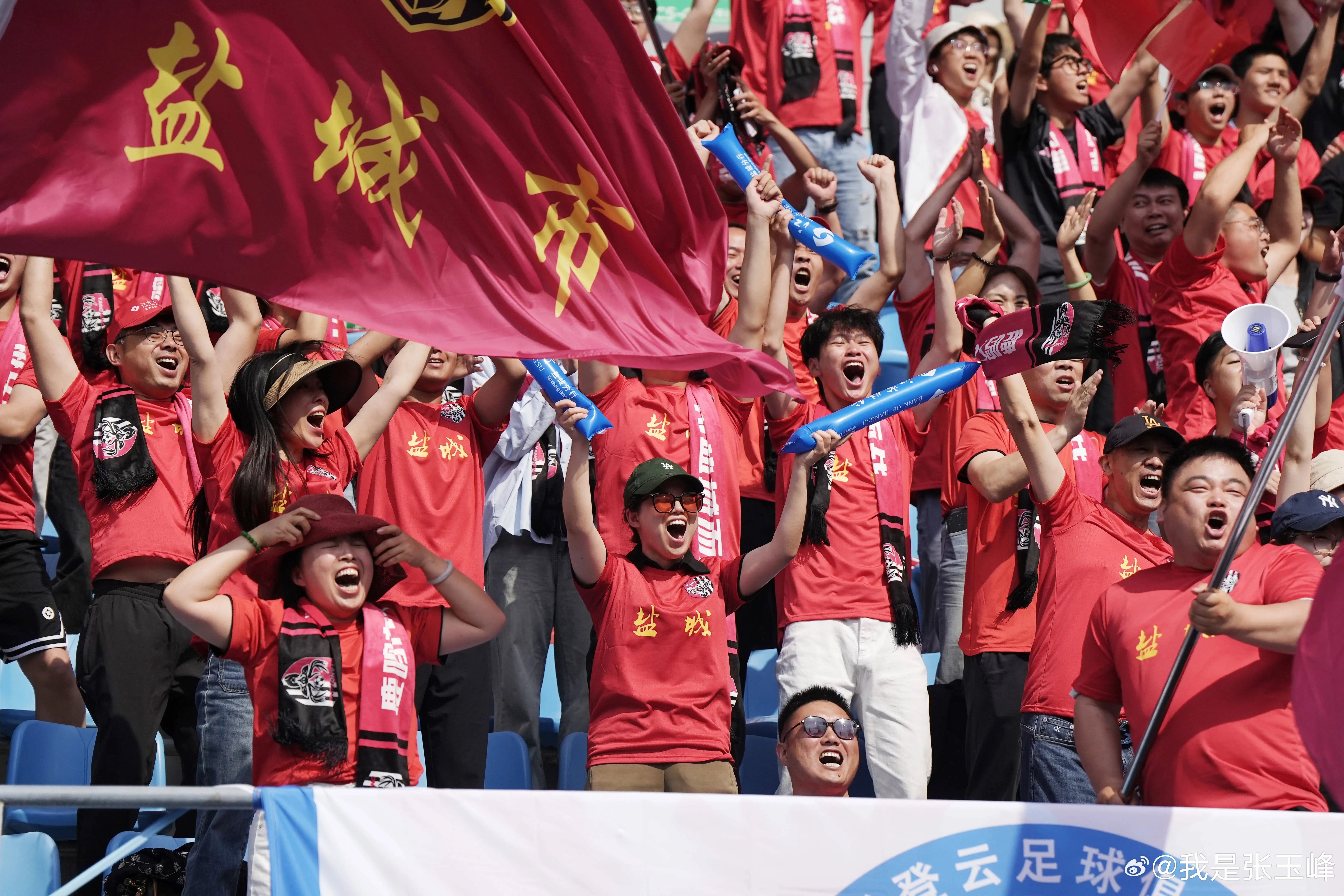 河北华夏幸福新引援现身训练场，球迷翘首期待