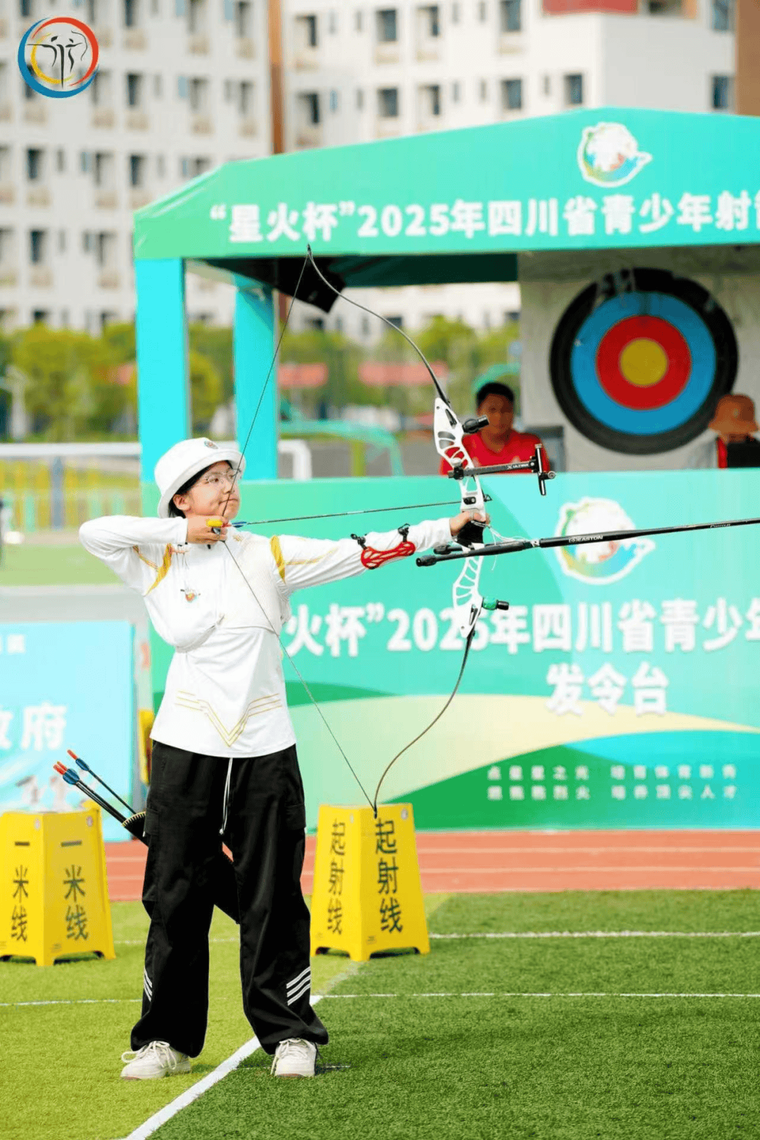 射箭比赛选手发挥稳定，精准射中