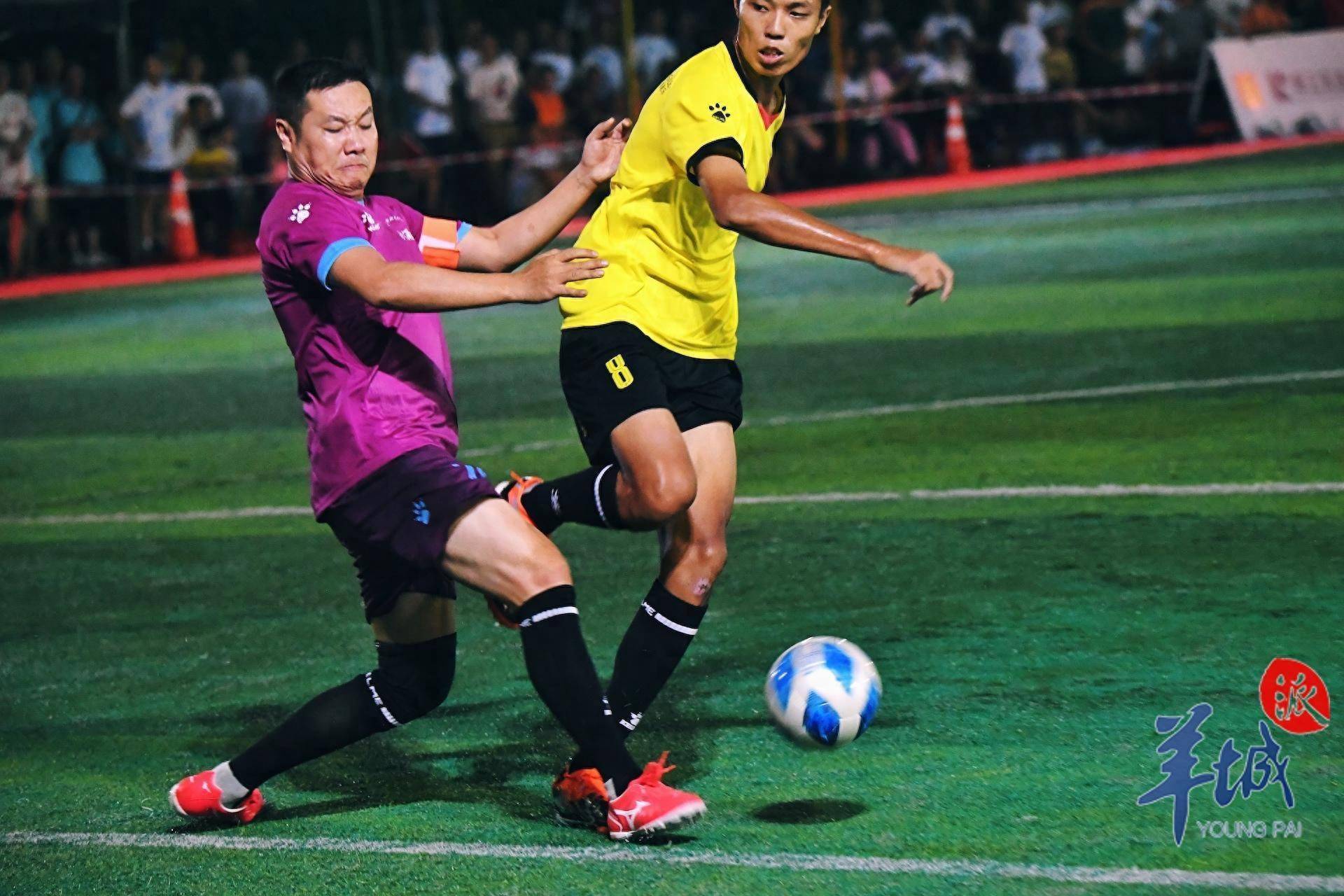 运动员们在足球场上展现出色技能