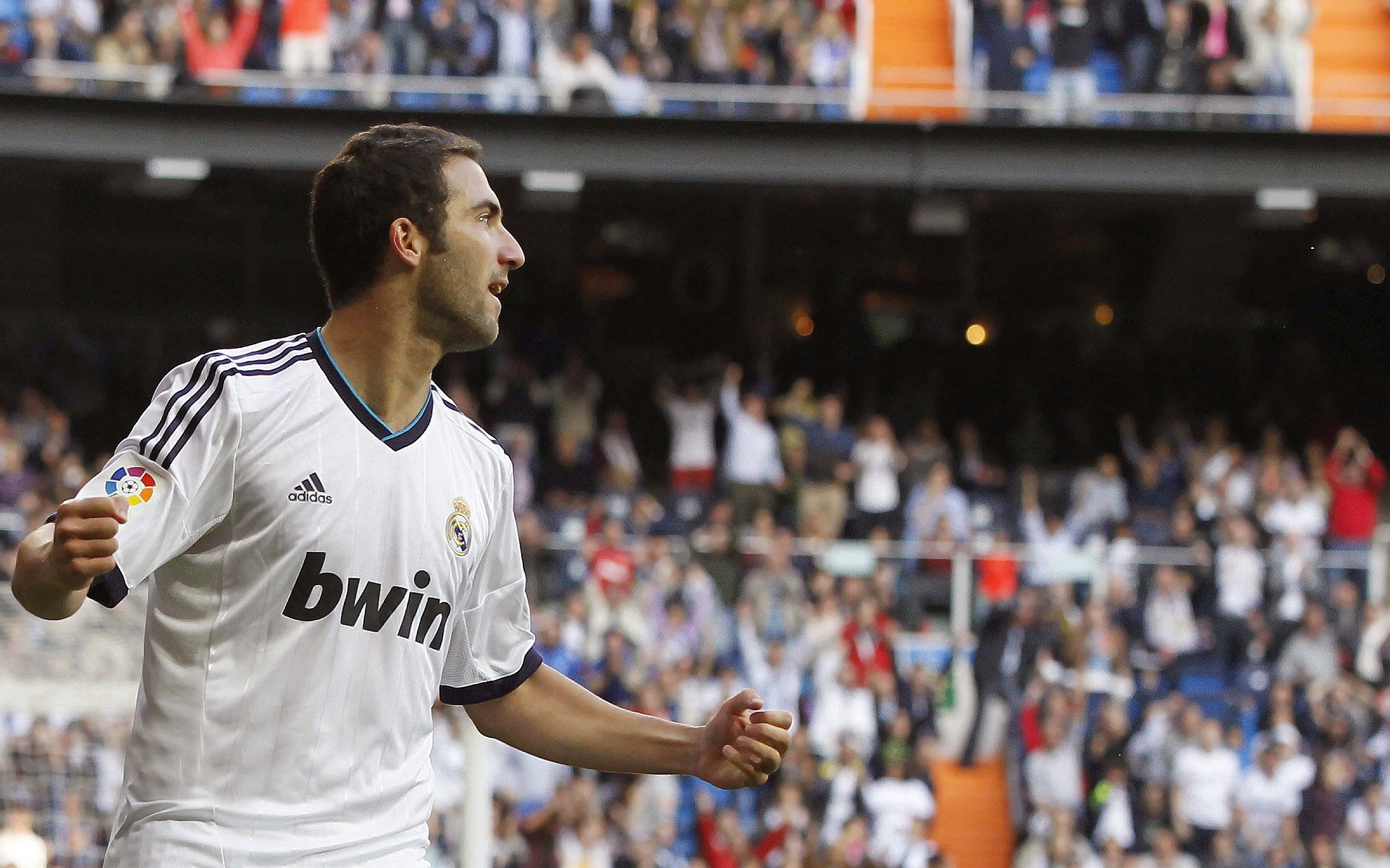 极限绝杀！雷诺车队险胜阿斯顿马丁，汉密尔顿惊艳四座演绎传奇一役