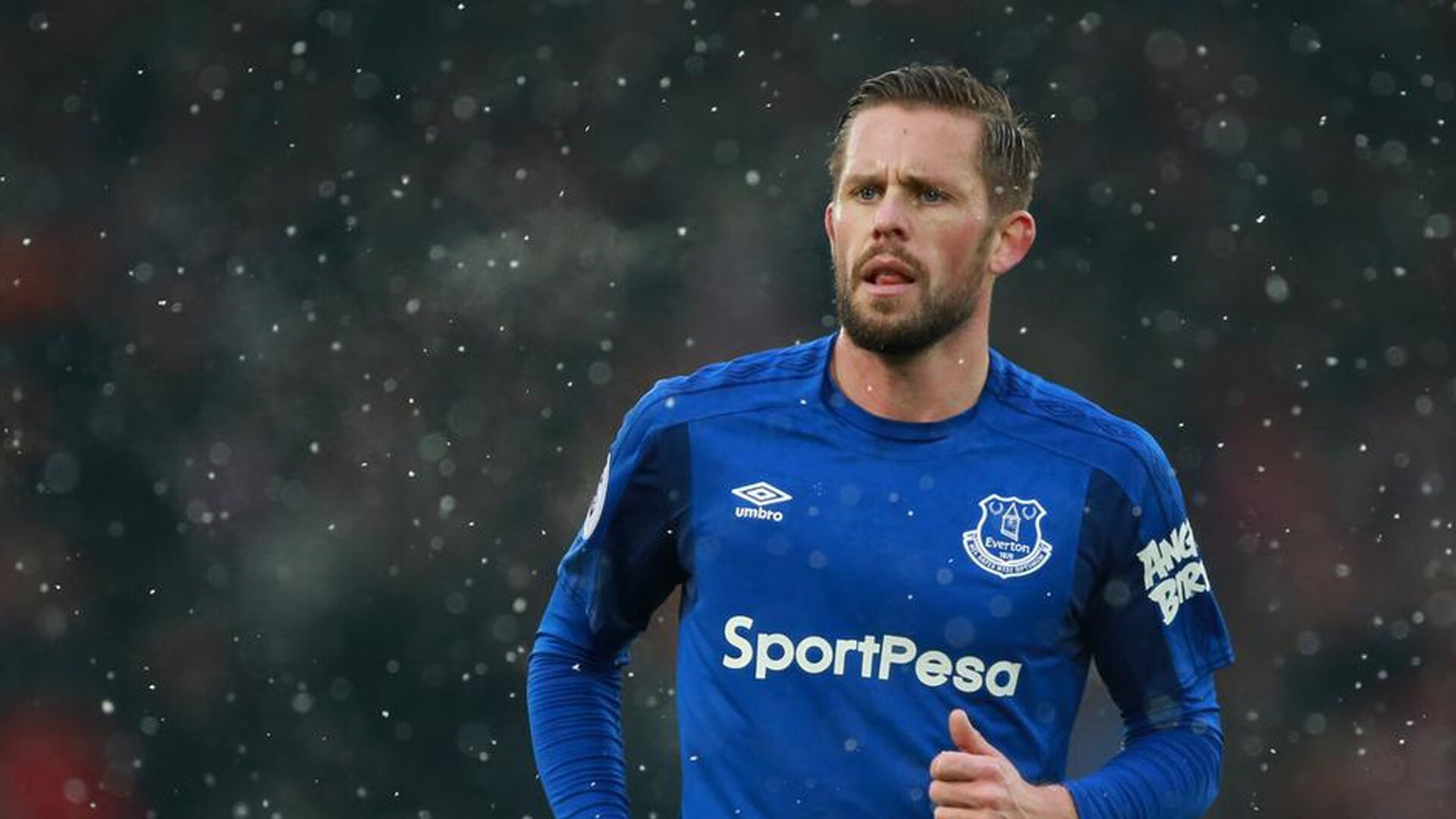 赛道上的心跳时刻，塞恩斯关键制胜，雷诺险胜哈斯